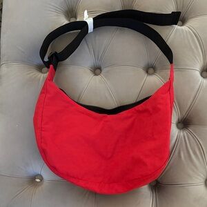 BAGGU Candy Apple Medium Crescent Bag